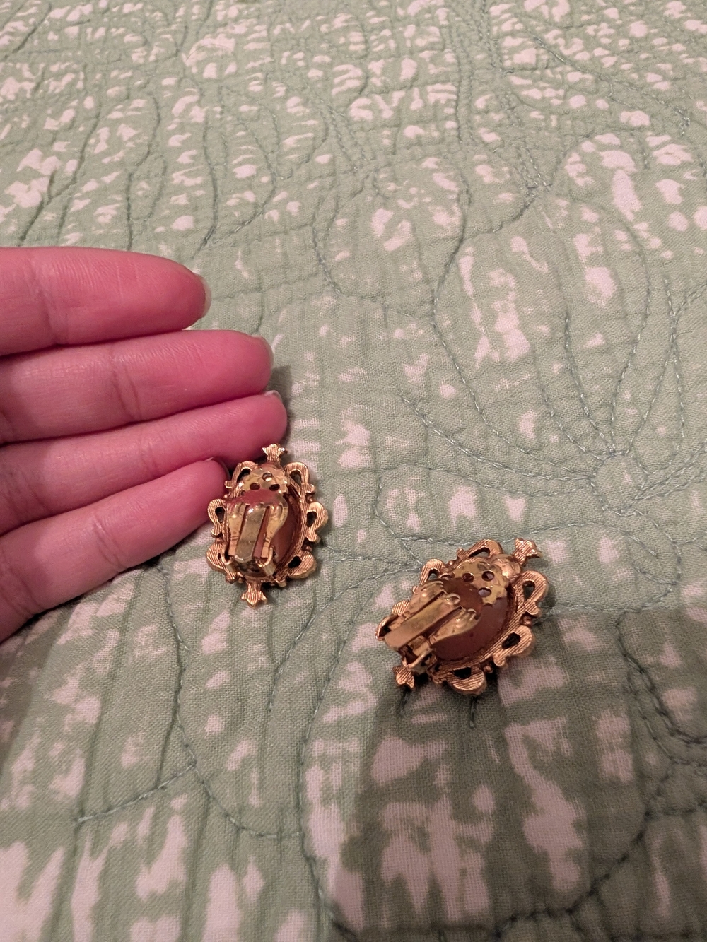 Vintage Cameo Clip On Earrings - Picture 4 of 6